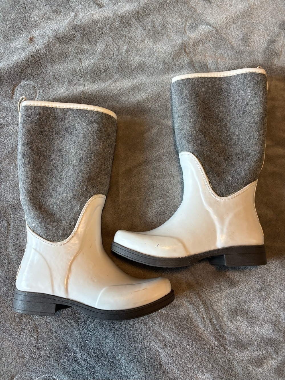 Ugg Woman's White and Gray Reignfall Waterproof Boots Size 6